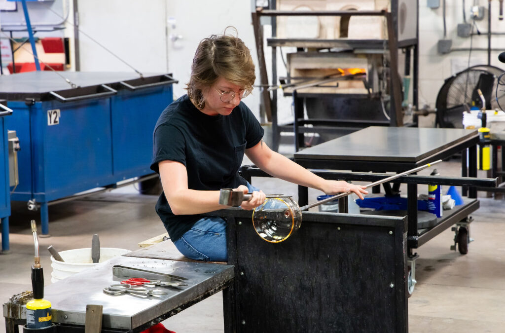 Amber Mans at work in the UW–Madison Glass Lab.